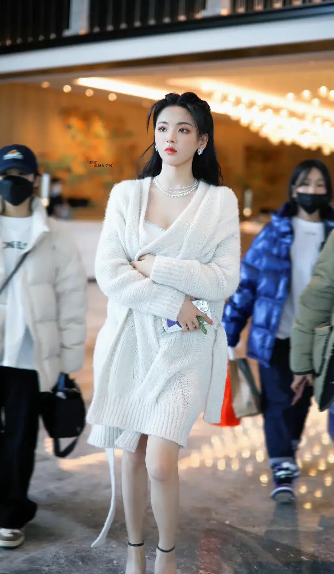 杨超越白色毛衣开衫披发造型，清冷美女啊！杨超越越来越有女人味了。
