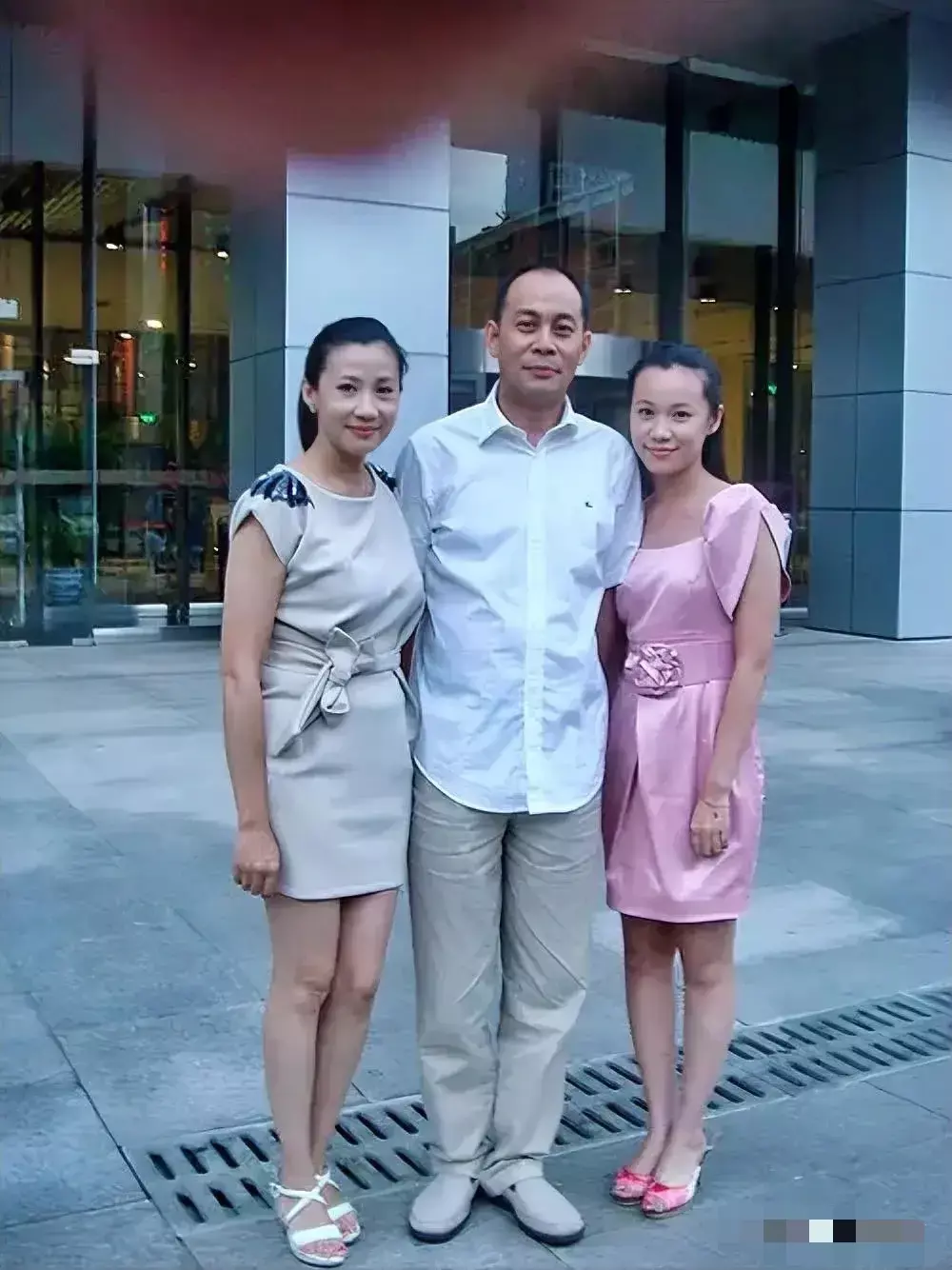 张光北一家三口合影，感觉妈妈比女儿好看