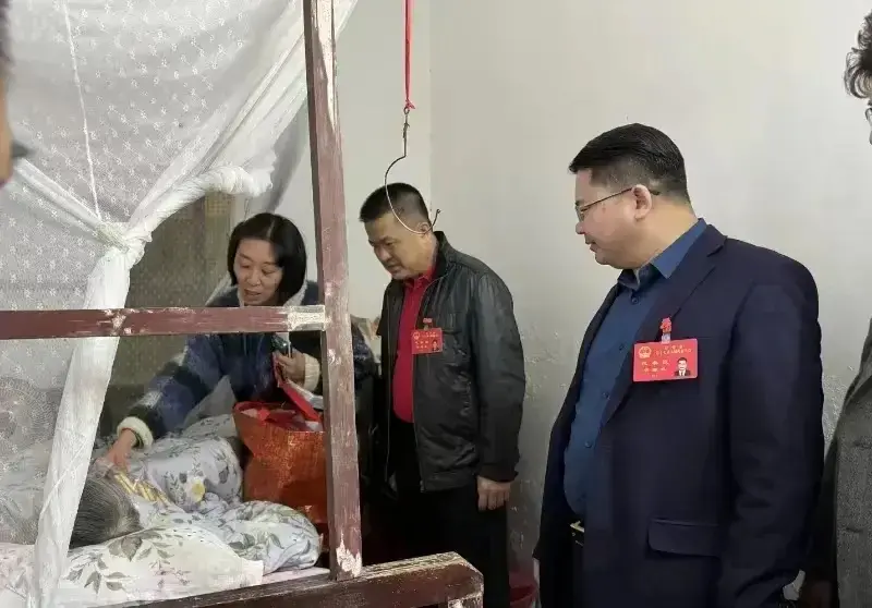春节快到了，看望困难群众！