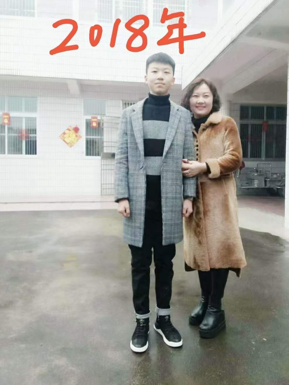 每年的大年初一总要和儿子合一张影，这一张张照片见证了儿子的成长，也见证了我一年年