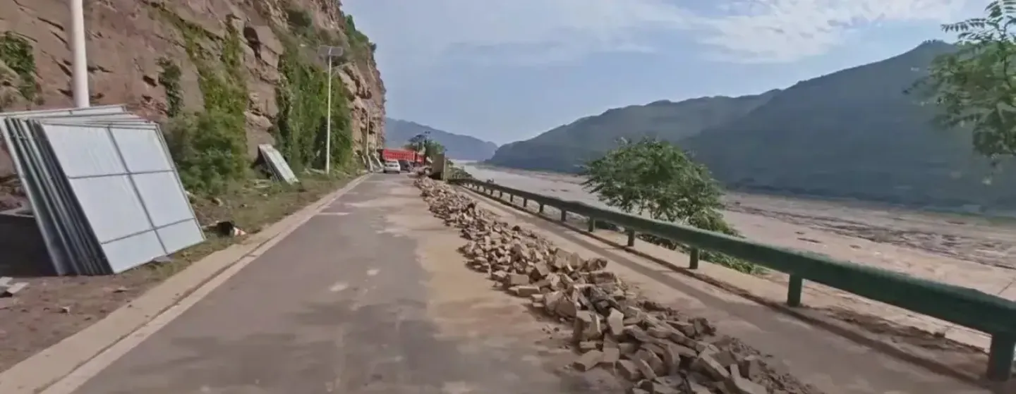 壶口瀑布“拆得掉的是围墙，回不来的是冤枉钱”
一边是还不上的地方债，一边是花不完