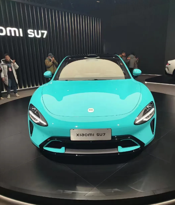 小米汽车SU7，关键看定价:
定价14.98万，月销5万，加价抢购。
定价19.