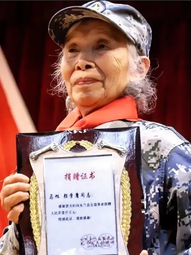 请别吝啬手中的赞。她是中国首位女空降兵马旭，服役时浴血沙场、精忠报国。离休后，悬