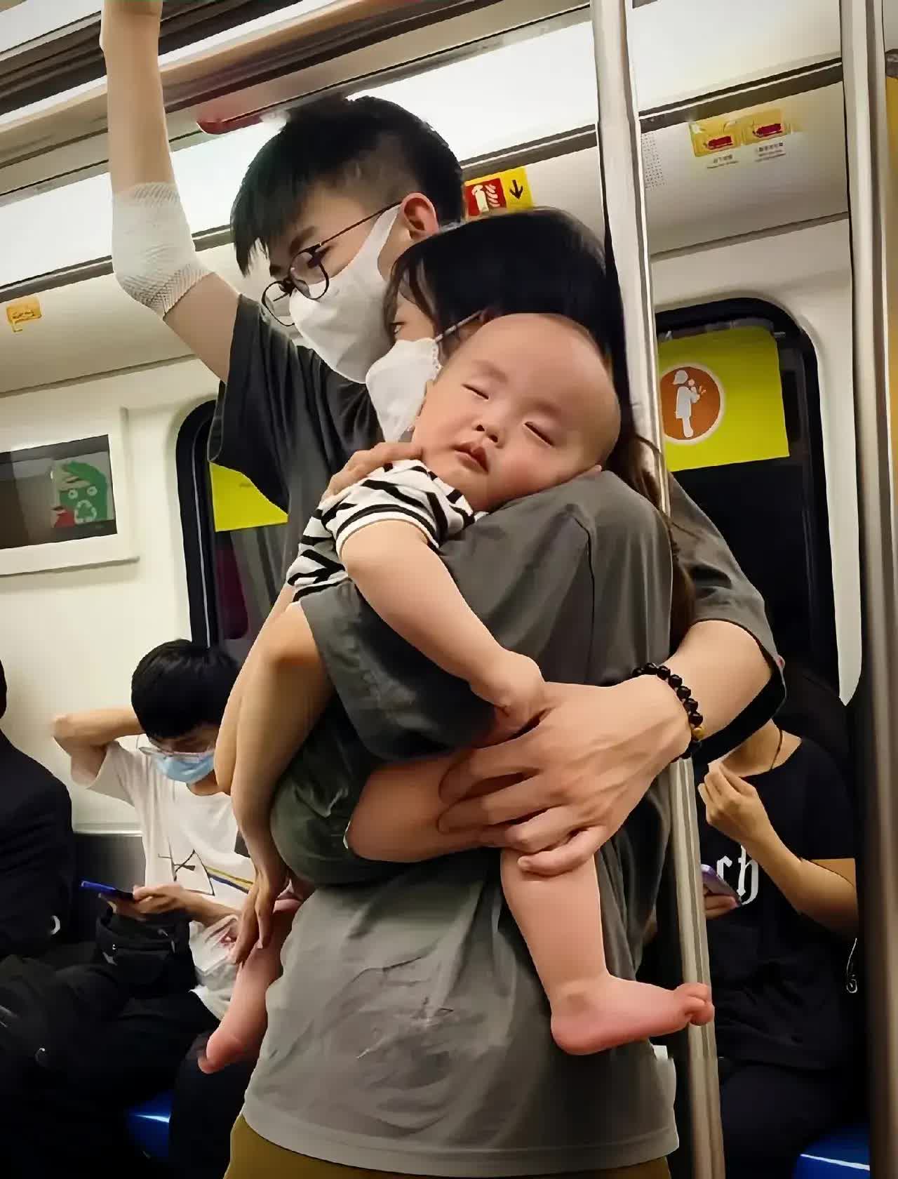 有人说，一个大男人不抱孩子，让老婆抱孩子，结婚还有什么意义？那是他们眼拙。没看见