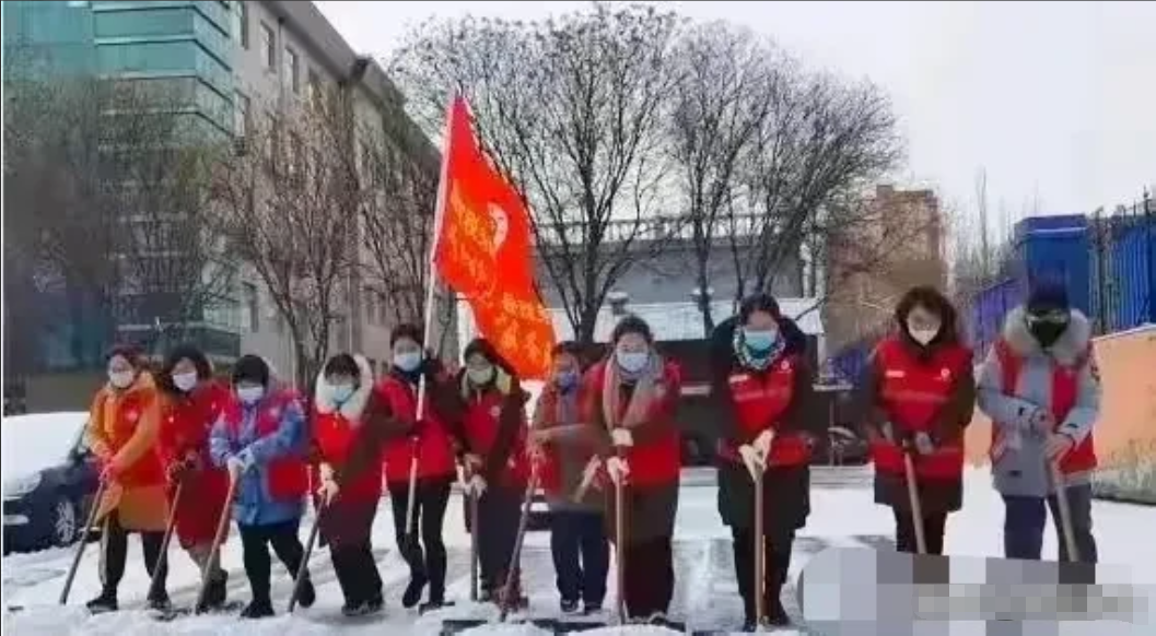 老百姓看到街上突然出现的穿着红马甲，打着红旗，举着照相机的扫雪队伍，心里有几个疑
