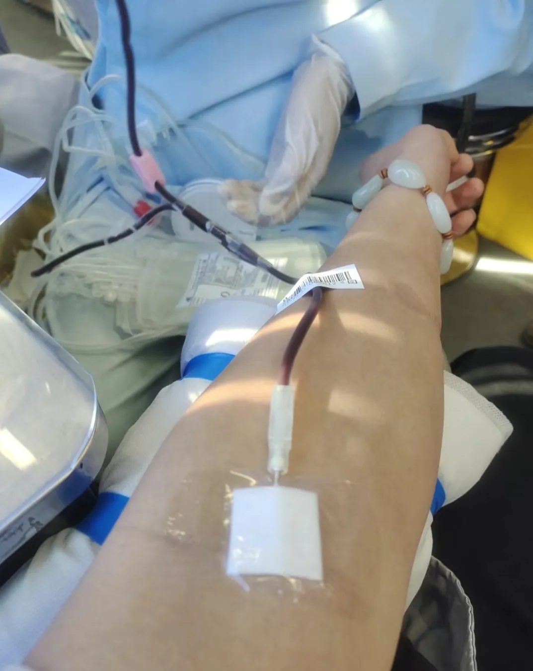 以前老献血，现在不献了。
第一个原因是我要献300，医生非劝我献400，让我非常