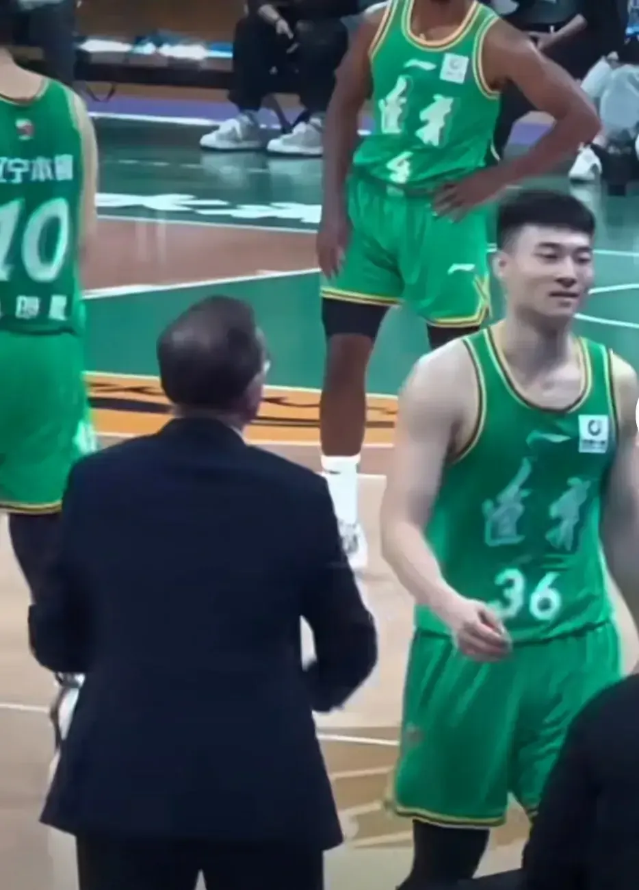 在CBA常规赛辽宁对阵吉林的比赛，上一场打得不好还理直气壮、一脸无所谓的鄢手骐遭