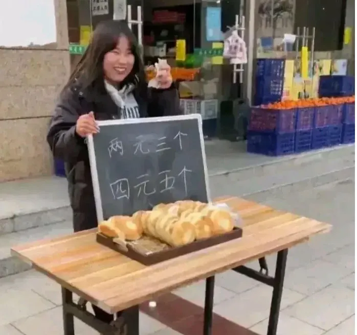 这个女孩的智商有些有限，无法胜任摆地摊的工作
