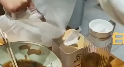 河北石家庄，大学生一行4人聚会，吃完饭结账时，发现饭店收了他们每人1元的餐具费，