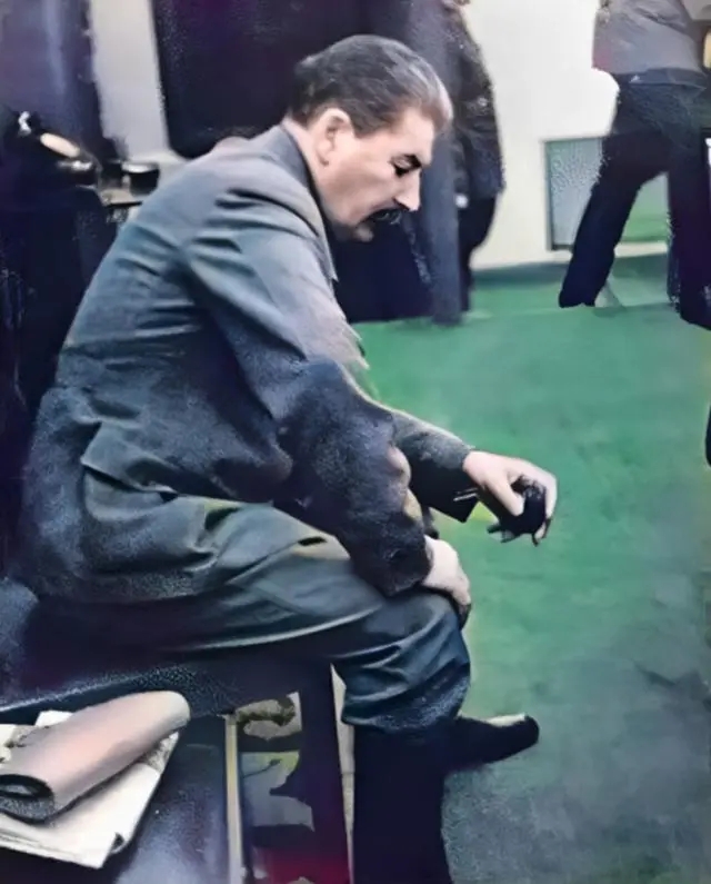 这是一张长期被封存的照片，展现了斯大林最沮丧的时刻，当时是1941年6月22日凌