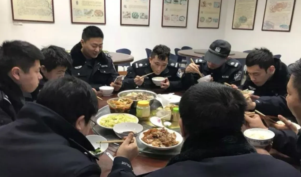 在派出所食堂烧饭的师傅才来了三个月，就坚决不干了！所长做了半天工作都没用。要是怪
