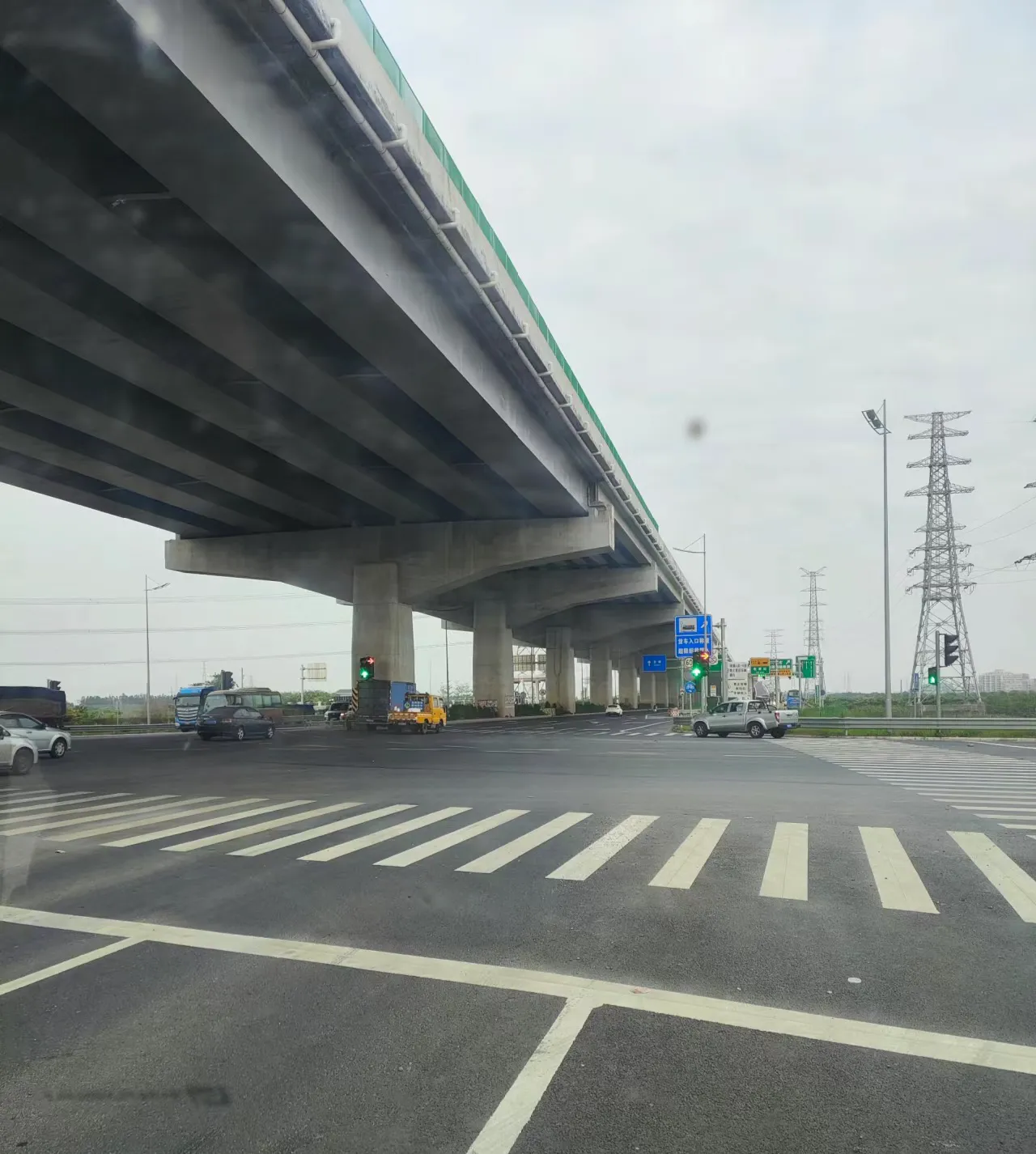 这种高架桥，一个桥墩支撑，不怕侧翻吗？

上面是高速，双向六车道，加两条应急车道