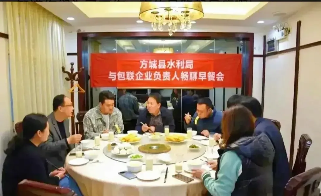 吃个早餐，还要拉上横幅，这为了什么呢？这太有创意了，让老百姓感到莫名其妙！
要说