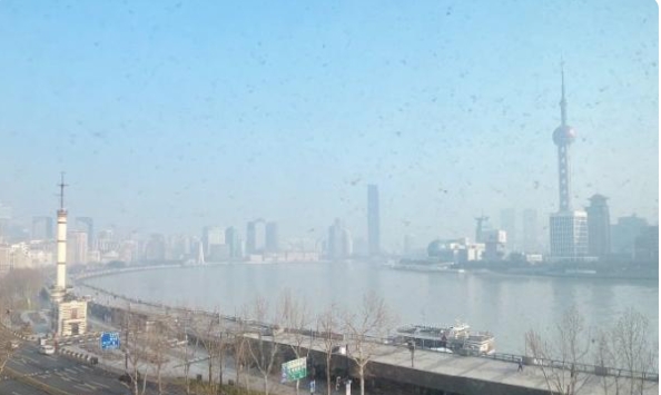 新年里发现几大现象：

1、短信拜年几乎销声匿迹了，往年那种手机滴滴响个不停收祝