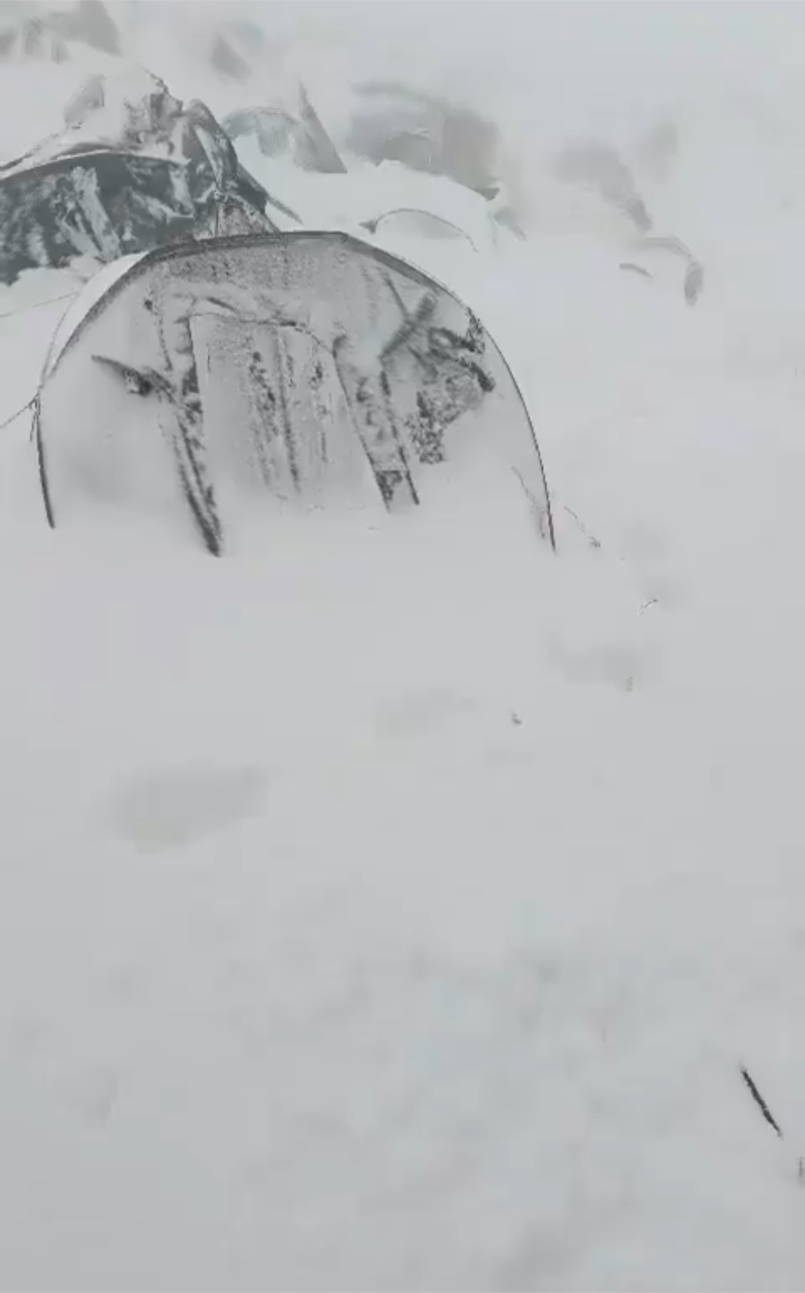 土耳其军队越境冲进伊拉克清剿库尔德武装。结果，夜里下大雪，库尔德战斗小组夜里摸上