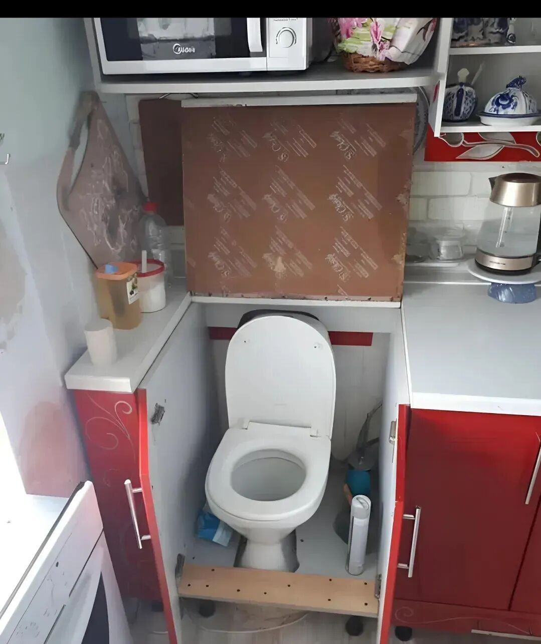 香港的各种物品都很贵，特别是住房。我的朋友最近在香港发展，终于有了自己的家，并邀