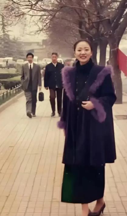 这张照片拍摄时间是1992年，河北省石家庄市中山路一段大街上，照片中一名来自河北