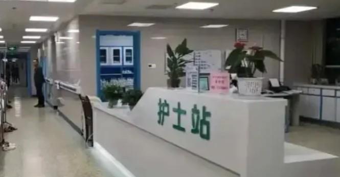 “冤不冤？”辽宁鞍山，女护士与病人家属发生口角，后被踹了一脚。女护士随后反击，连