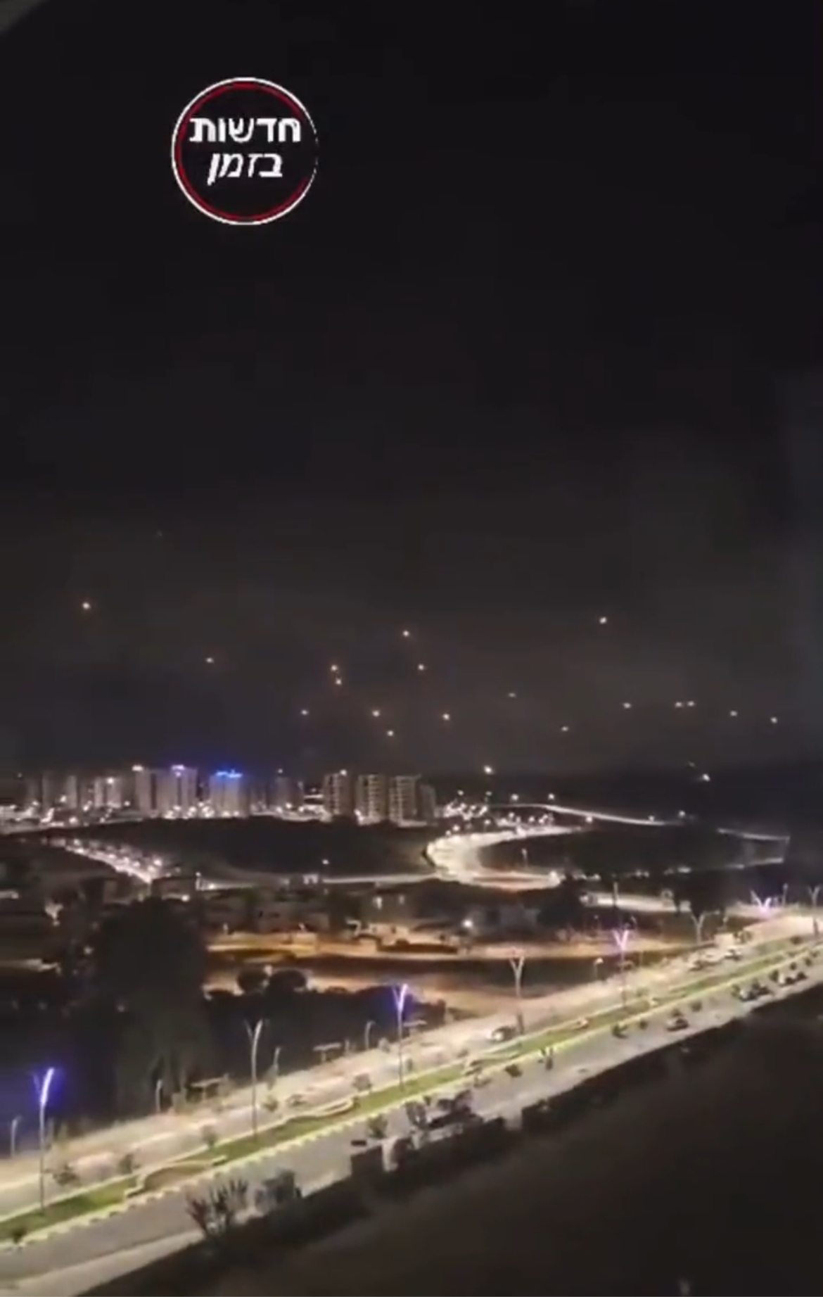 哈马斯发动大规模火箭炮急袭，连夜轰炸以色列特拉维夫市区。火箭弹铺天盖地，铁穹系统