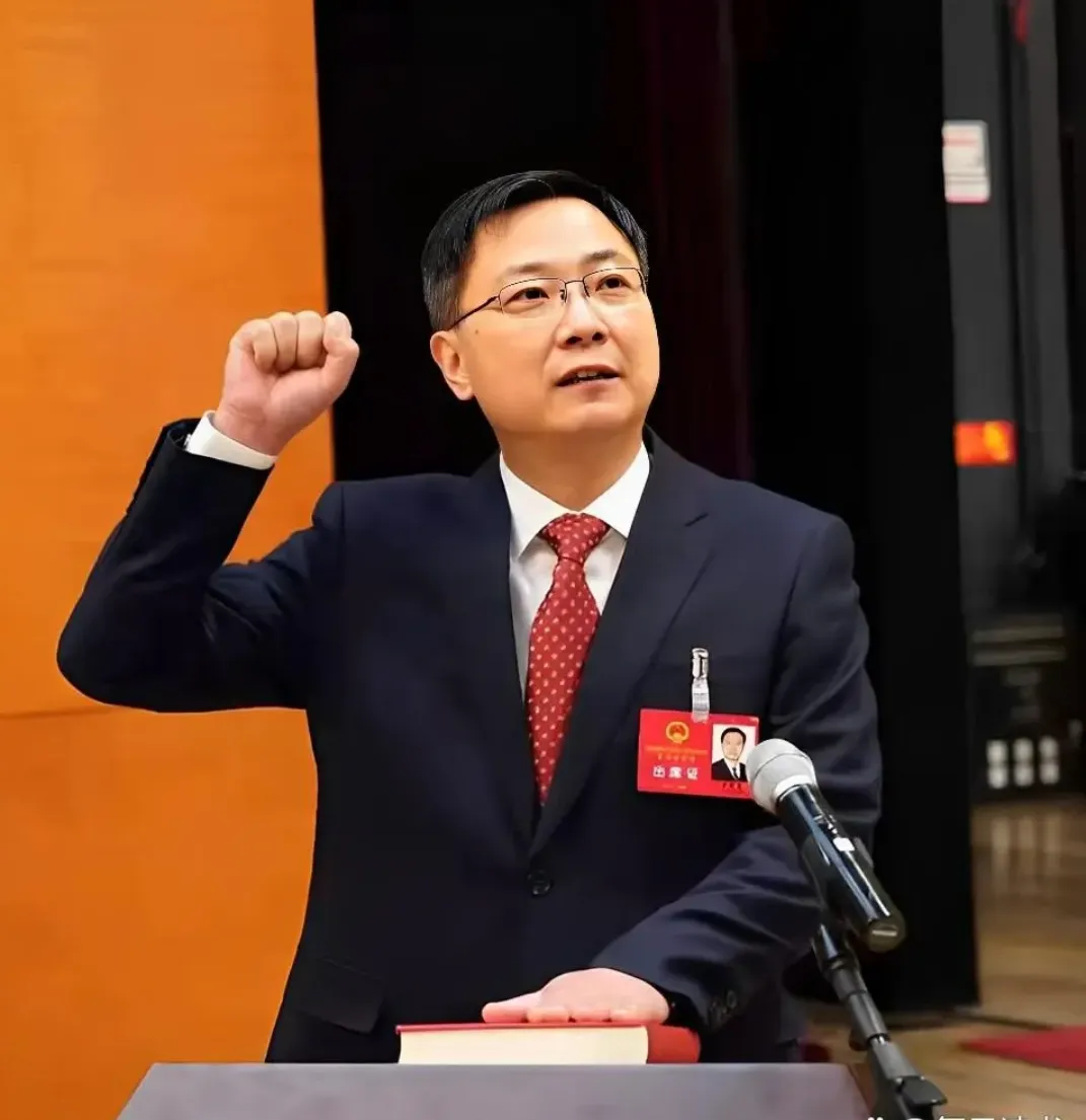 听听吧！这才是真正的父母官。
马晓磊对干部们说，
同志们，党和国家培养了我们，
