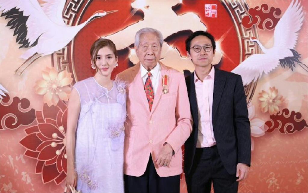 施伯雄家族一开始是不接受吴千语，觉得她是一个娱乐明星，施家是名门望族也很低调，不