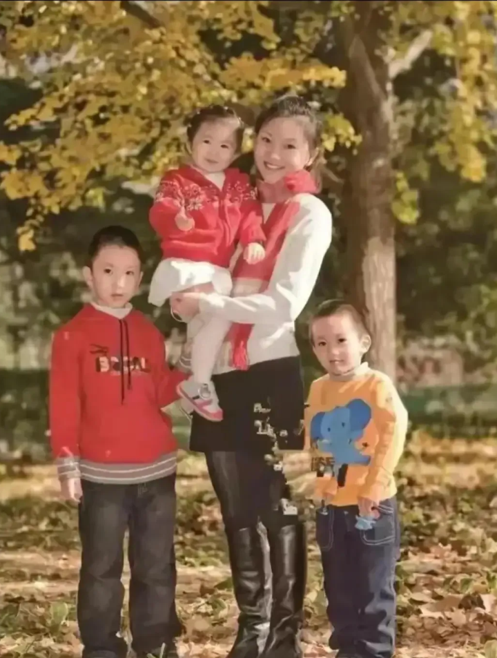 张艺谋陈婷婚变真相曝光！离婚成事实，陈婷远赴美国开启新生活！
最近，一知名娱乐记