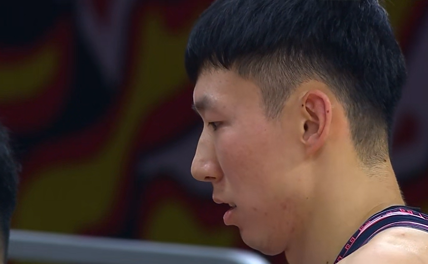 经过漫长的等待，周琦终于在季后赛的舞台上重现身姿。这场比赛对于他来说，无疑是一场