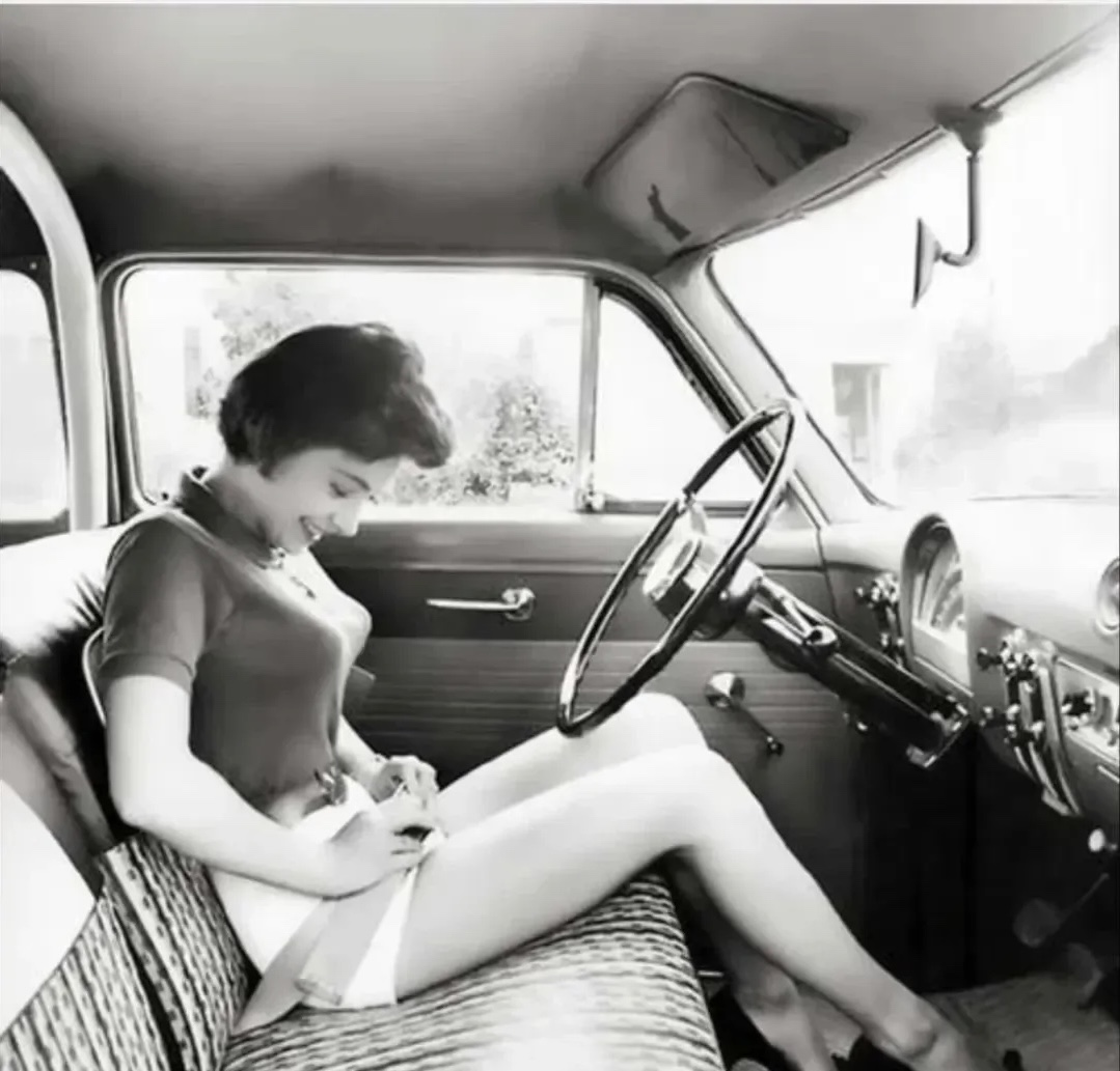 1958年，美国。一个在车上等人的小姐姐，这是个很讲究，很有衣品的小姐姐。当时汽