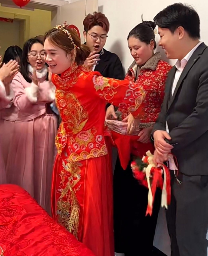 新儿媳盲抓彩礼，只顾高兴，全然没发现背后婆婆的眼神
