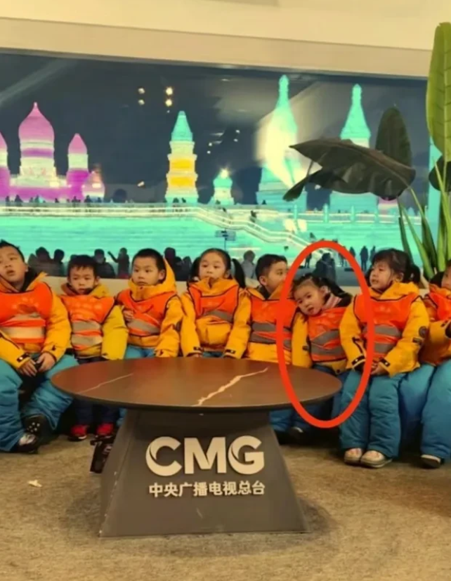 广西小砂糖橘们在央视演播厅，那个男主持问他们以后想不想做这个（工作）一个小男孩说