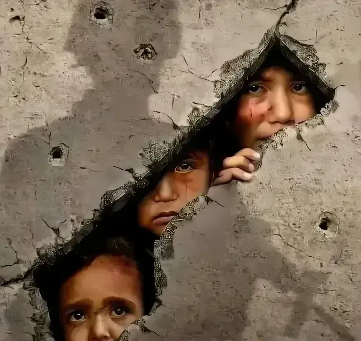 巴勒斯坦加沙一处废墟下面，一位母亲带着她的一双儿女被压在瓦砾中，以色列的士兵发现