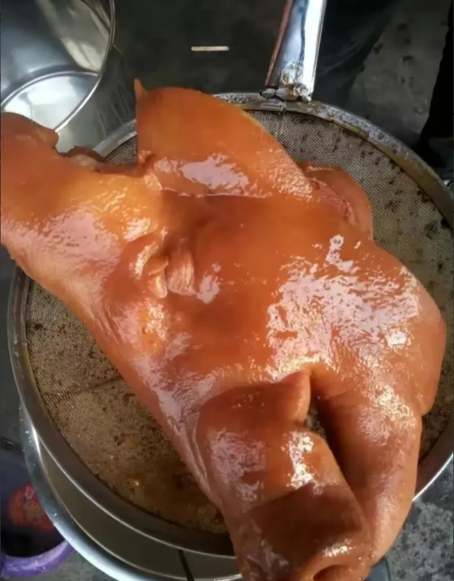 小区门口的3家卤肉i店都已经关门了，倒闭在我的预料之中。早晚的事。
且不说别的，