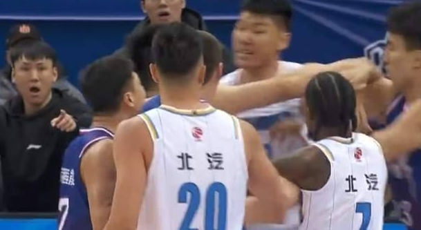 北京队脾气真的是大啊，这个球搞不懂范子铭为啥发脾气，拳打脚踢的撒泼，意思是别人就