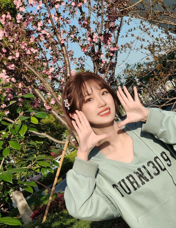 夏安小姐姐晒照：青春洋溢的短发 藏不住的可爱#LOL主持人#亚运女神