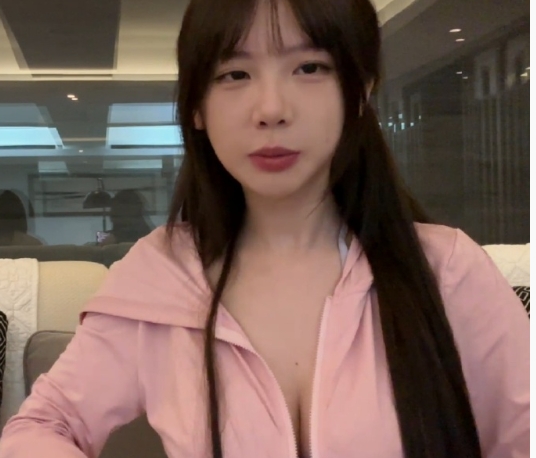 艾琳这里面穿的是泳衣吗 ​​​