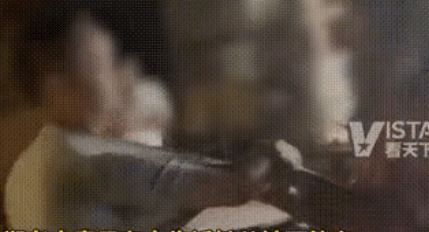 重庆，一小学男教师疑出轨学生母亲，两人相差20岁，电梯内搂抱视频被人曝光。虽然如