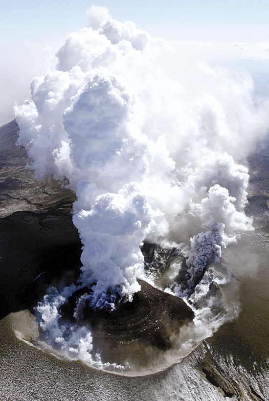 【日本一座火山喷发 烟柱高达1500米】

10月5号，日本海上安保厅发布消息称