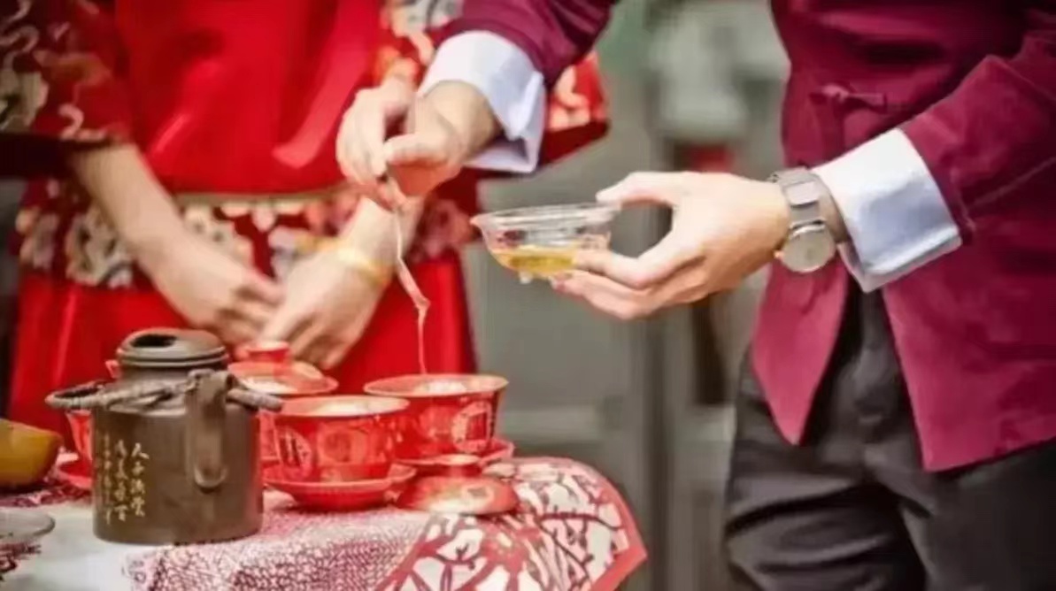 为了8万8的改口费，又毁掉一对

新娘新郎倒好茶水，准备跪谢父母的养育之恩，只是
