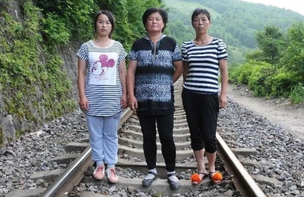 
[兔子]“找死啊！”三位农妇站在铁轨上，丧心病狂地想拦下迎面开来的火车，火车司