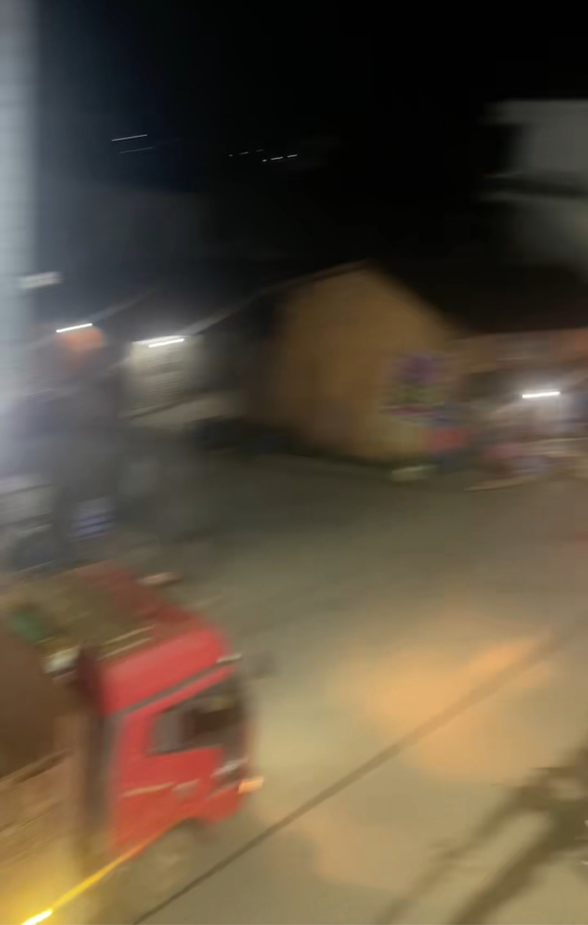 果敢同盟军逼近老街中心，大批缅族人在争先恐后逃跑。老街四大家族盘踞老街，意图负隅