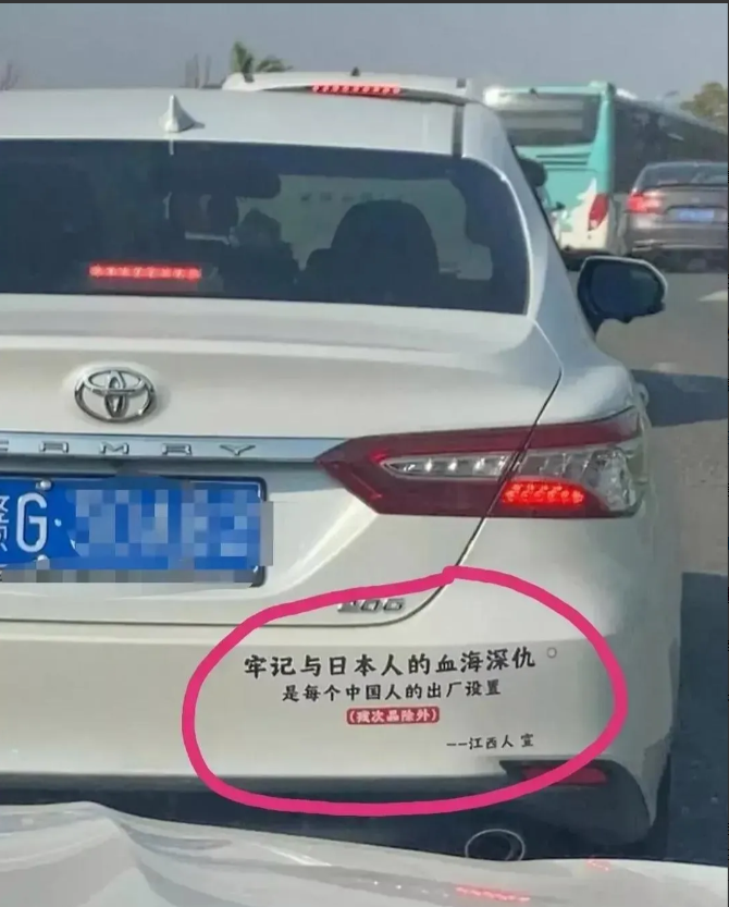这不是自相矛盾吗？很奇怪，他到底知不知道自己开的是什么车？
如果知道还非要整这么
