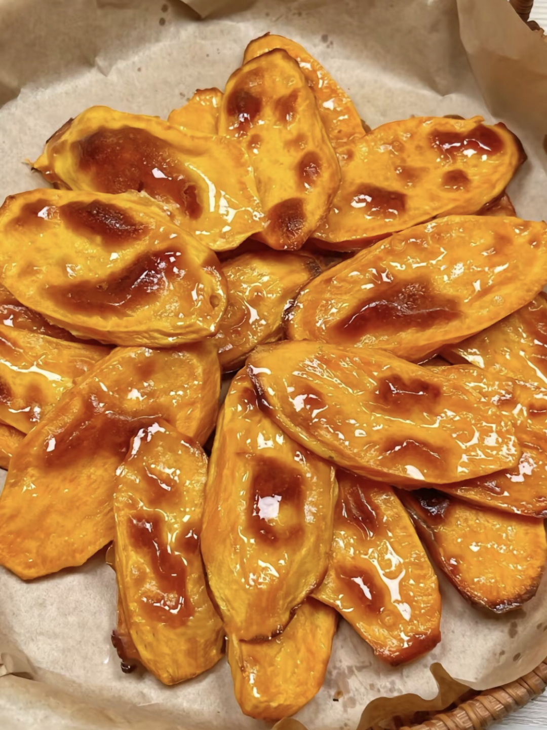 红薯🍠这样吃，真的爱了
做法也简单
✅两个鸡蛋🥚➕两勺淀粉拌匀
✅红薯🍠切