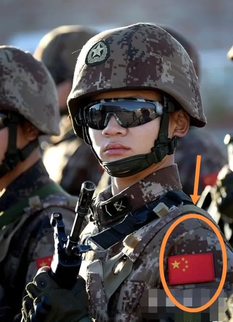 记得许多年前，军服上的这个红色的国旗被网络上的所谓军事“专家”们喷得一无是处，说