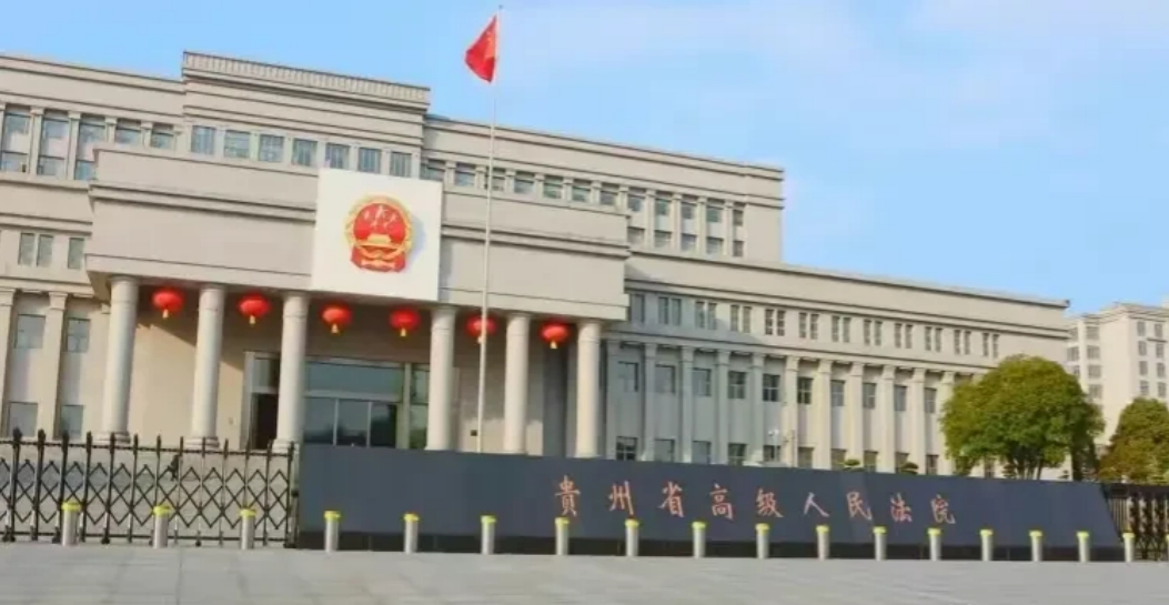 贵州贵阳，一女子在车站门口揽客时，被一醉酒男子调戏、殴打。女子亲属闻讯赶来后与男