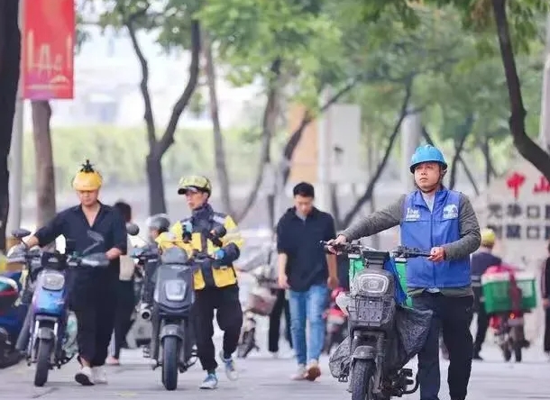 广州昨天实施限行，但情况混乱，可以说乱成一锅粥，引发大量差评。决策者是否真正考虑