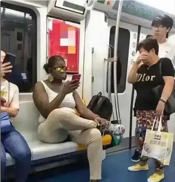 在广州地铁上，一位中国大妈希望一名黑人女子能够挪动一下包包，以便腾出一个座位供她