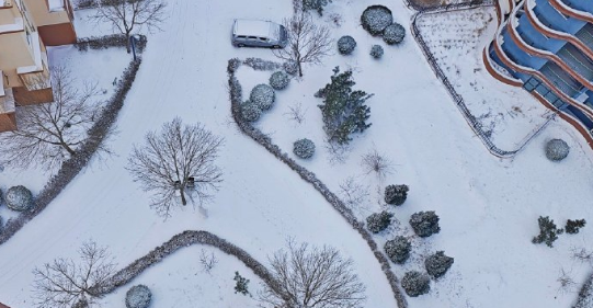 龙口的雪下的真是又多又大，一场接一场，真好，我很开心！登上18层楼顶，俯瞰小区一