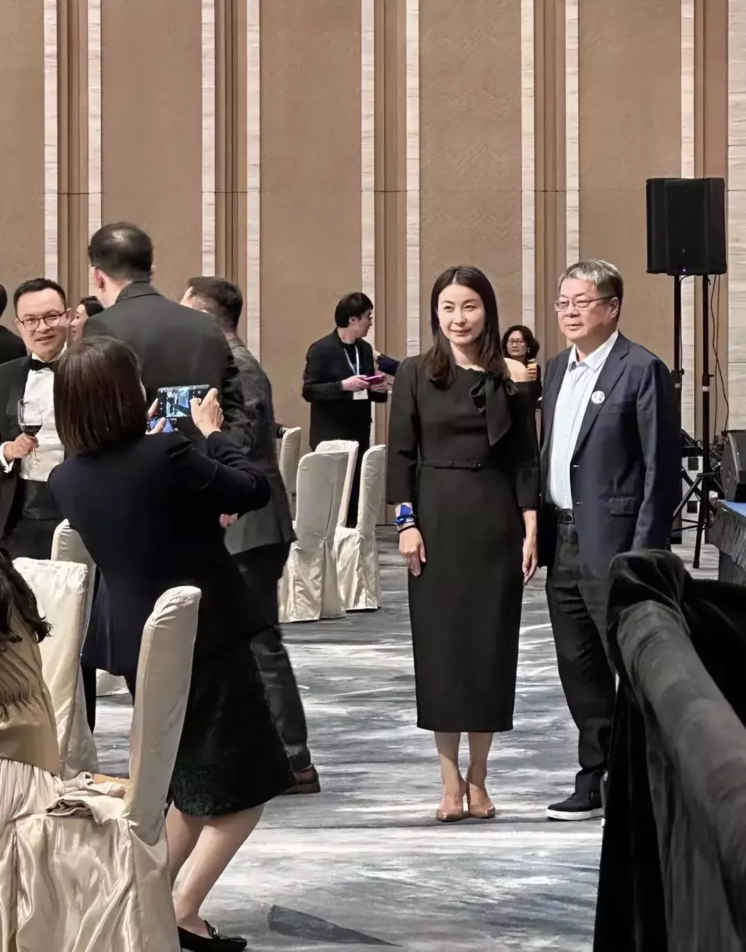 晚宴遇到郭晶晶，她本人挺高的，身材很匀称，脸很小五官很饱满，形象端庄大方，非常亲