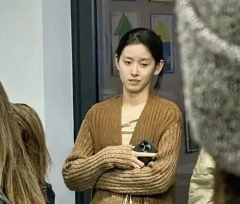 章泽天没有任何珠宝首饰现身的状态，真的让人觉得有钱男人的钱不是那么好拿的。
很多
