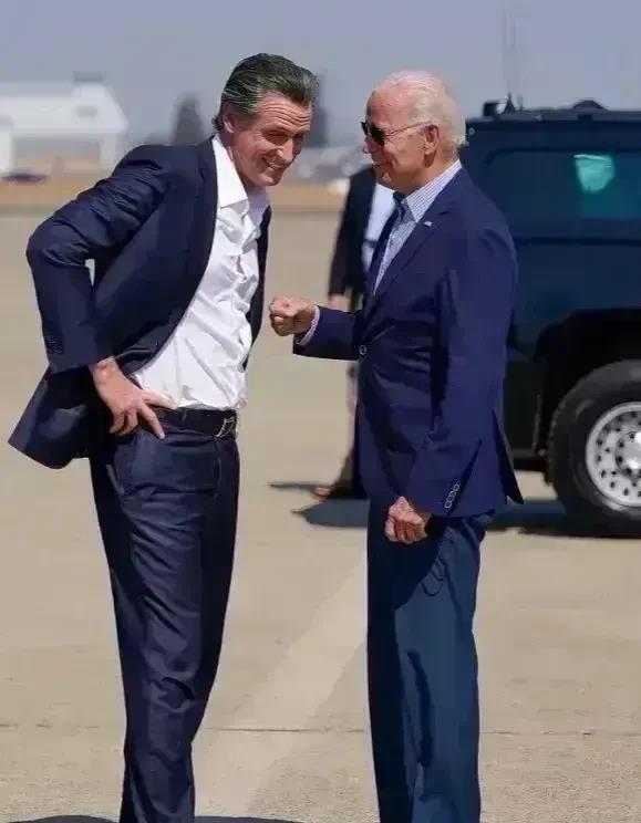 这是美国的加州州长和拜登在“聊天”的照片。
       美国的州长是由选民直接